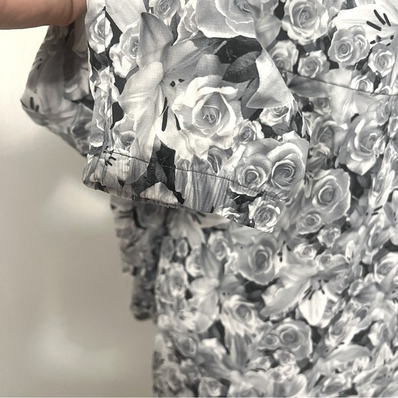 Nike Women’s Oversized Medium Floral Black and White Windbreaker Running Jacket - Picture 6 of 13